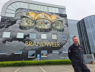 Brandweerman én kunstenaar Robin Vranken (39) onthult monumentale muurschildering op Dag van de Brandweer