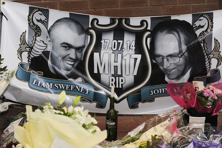 Een herdenkingsplek bij de Britse club Newcastle United met foto's van fans Liam Sweeney (links) en John Alder Beeld GETTY