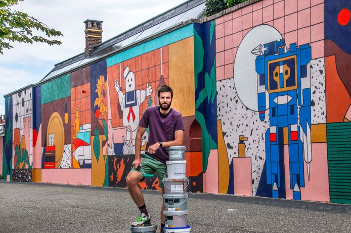 Hoppa, de stad is wederom een muurschildering rijker. En ook dit keer een flinke jongen. Op de foto: Robin Nas, die begon vorige week dinsdag met zijn kunstwerk naast de AH XL.