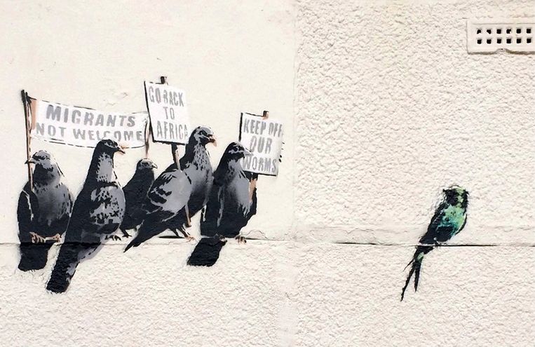 Muurschildering van straatkunstenaar Banksy in Clacton-on-Sea. Beeld AP