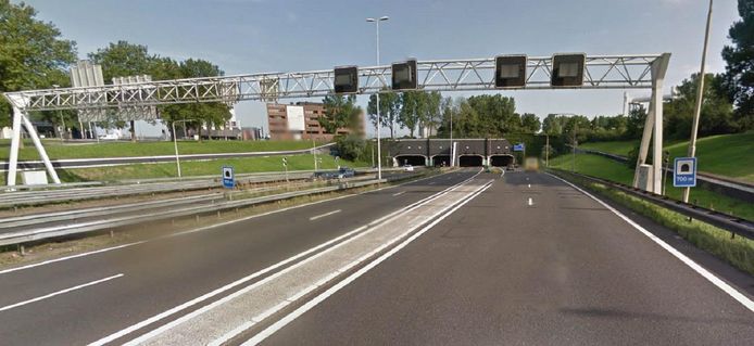 De rechterbuis van de Drechttunnel is voorlopig dicht.