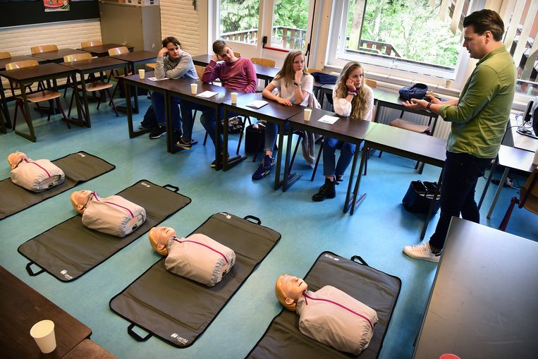 Arts Bernard Leenstra instrueert de leerlingen van het Goois Lyceum bij de EHBO-les. Beeld Foto Marcel van den Bergh / de Volkskrant