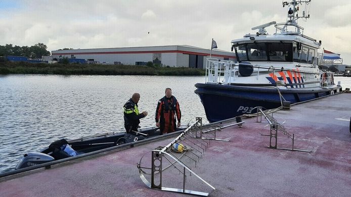 Speurdiensten vonden met dreghaken (voorgrond) vorige week het lichaam van een te water geraakte matroos van een binnenvaartschip in de haven van Moerdijk.