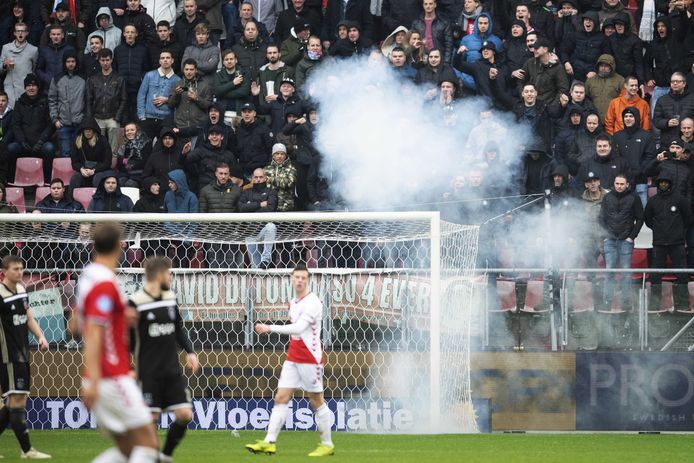 Vuurwerk achter het doel van Andre Onana van Ajax.