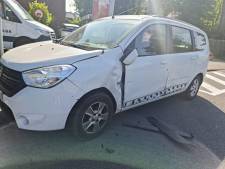 Bestuurder rijdt geparkeerde wagen in de vernieling en pleegt vluchtmisdrijf in Wondelgem