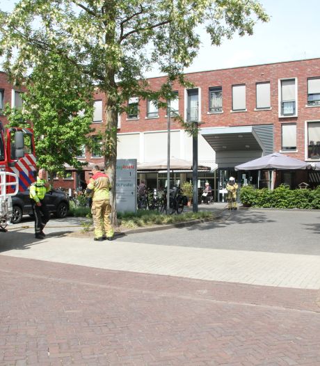 Woonzorgcentrum in Nijverdal ontruimd nadat gaslucht is geroken, straten afgezet