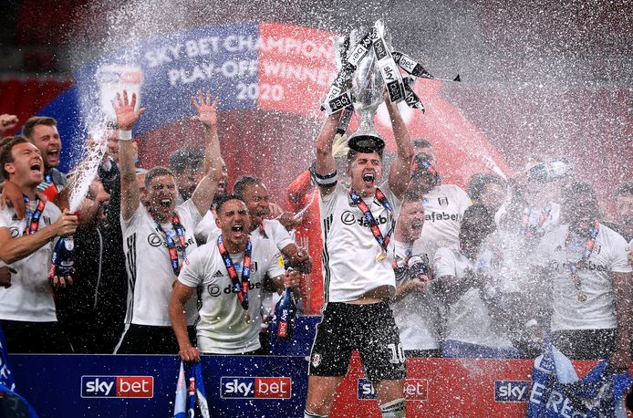 Aanvoerder Tom Cairney steekt de trofee in de lucht. Fulham promoveert na een jaar afwezigheid weer naar de Premier League.