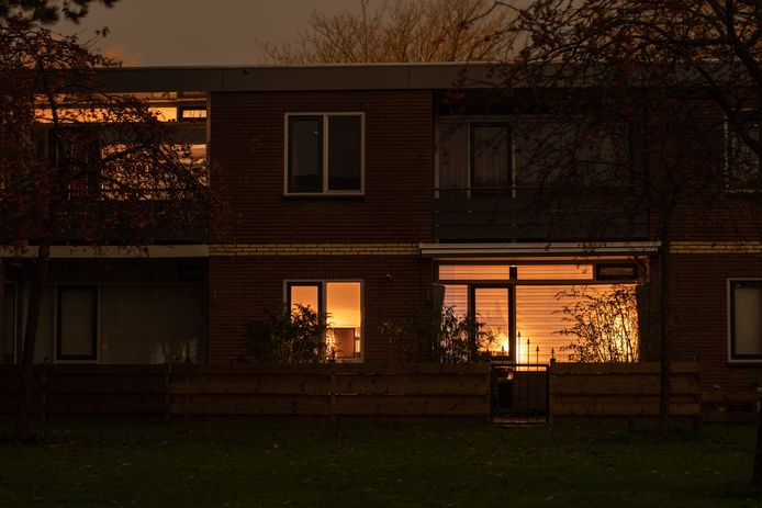 Kaarsjes verlichten woningen van de Hobbemastraat.