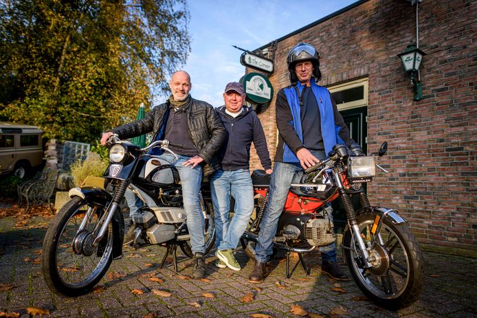 Hans Bekhuis (rechts) is voorzitter van motorclub De Toerenteller in Albergen. De gemeente Tubbergen kent de meeste motors per inwoners. Vlnr: Edward Morshuis, Max Haarhuis en Hans Bekhuis