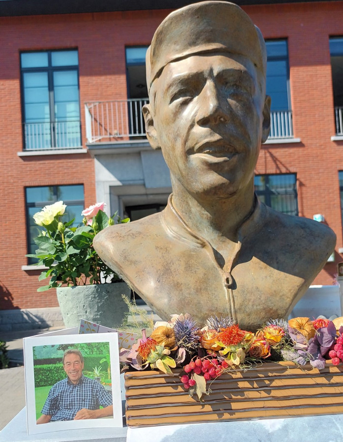 Wielerwereld, familie en dorpsgenoten vergezellen Herman Vanspringel