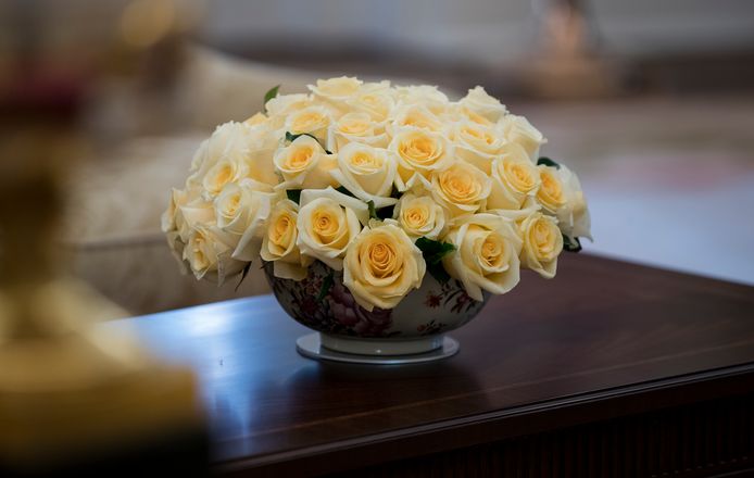 Barack Obama zette een schaal met fruit op de tafel, Trump kiest voor gele rozen.