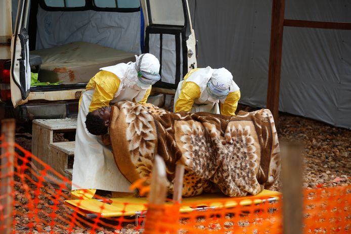 Gezondheidsmedewerkers brengen een Congolese vrouw met ebola over naar een behandelingscentrum in Butembo.