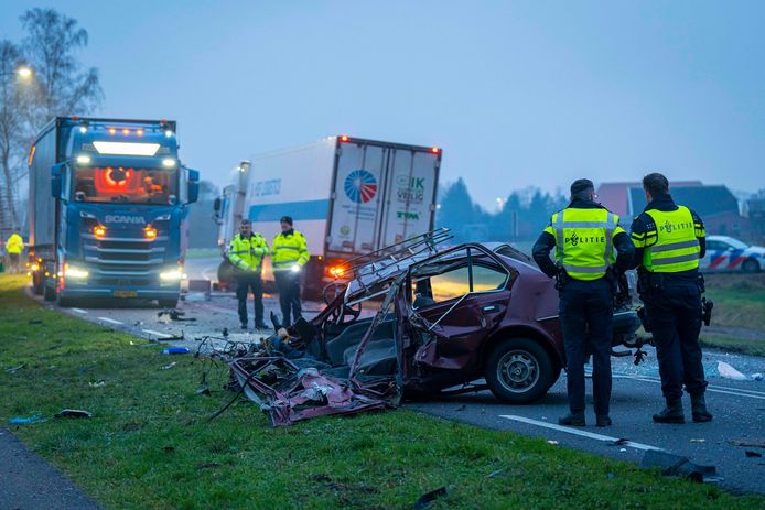 Agenten bij de zwaar gehavende auto na het ongeval op de N318 tussen Varsseveld en Aalten.