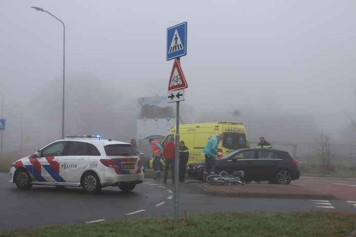 Auto en fietser botste op elkaar bij de nieuwe rotonde Hulzenboschlaan met de Baron van Nagellstraat in Voorthuizen.