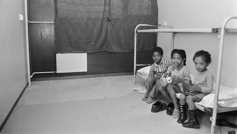 De Gliphoeve in 1974: kinderen in een gekraakte flat Beeld Hans Peters