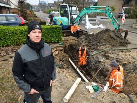 Marvin (36) rijdt naar zijn werk en valt met scooter in metersdiepe sinkhole: ‘Ik schrok mij de pleuris’