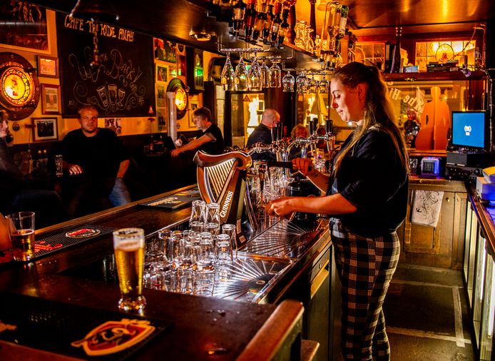 Café The Hide Away in Dordrecht kan nu ook ‘s nachts weer biertjes tappen.