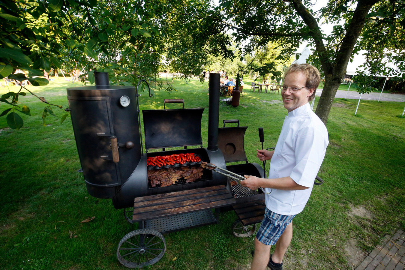 Chef Wouter is bezig met het hoofdgerecht.