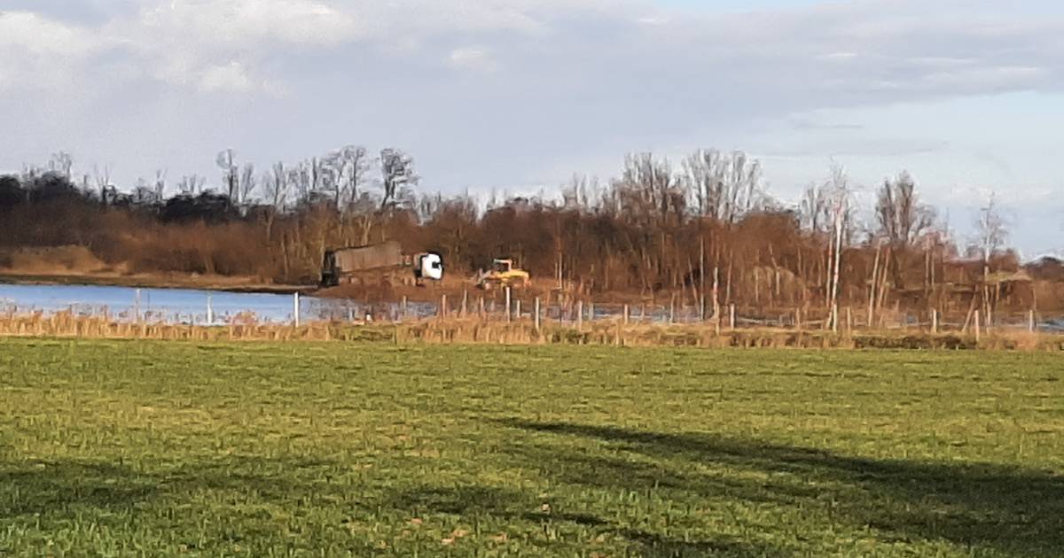 Waarom dumpen vrachtwagens toch steeds zand in deze plas?