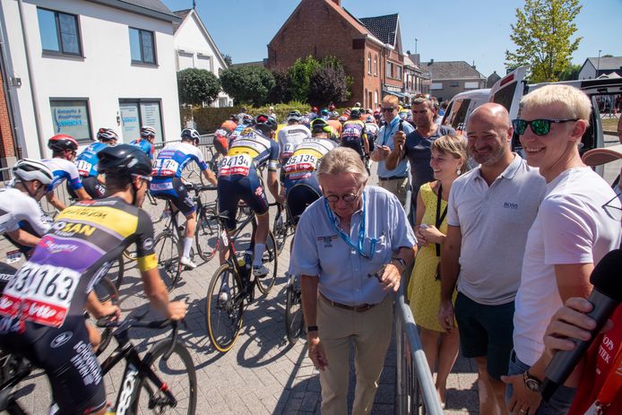 De Ronde van Oost-Vlaanderen trekt zich op gang onder het goedkeurend oog van Michael Vanthourenhout en schepen Dietbrand Van Durme.