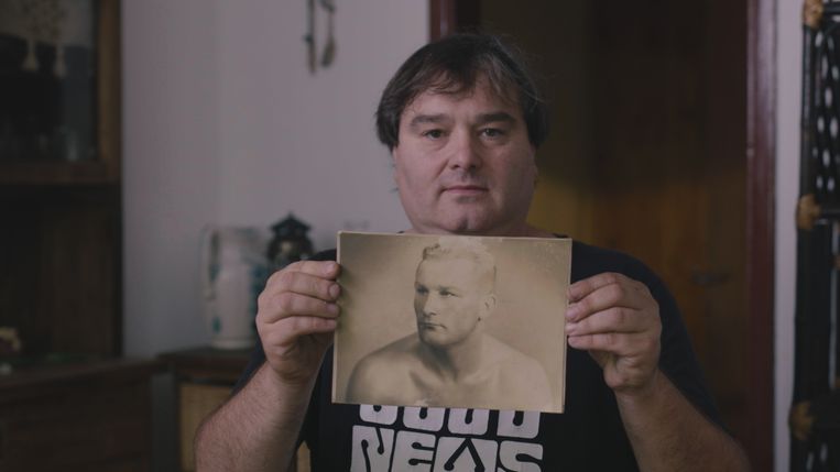 Pablo Sys, kleinkind van de Oostendse bokser en nazi­propagandist Karel Sys. ­Pablo woont in een ­schamel hutje in een sloppenwijk. Beeld © VRT