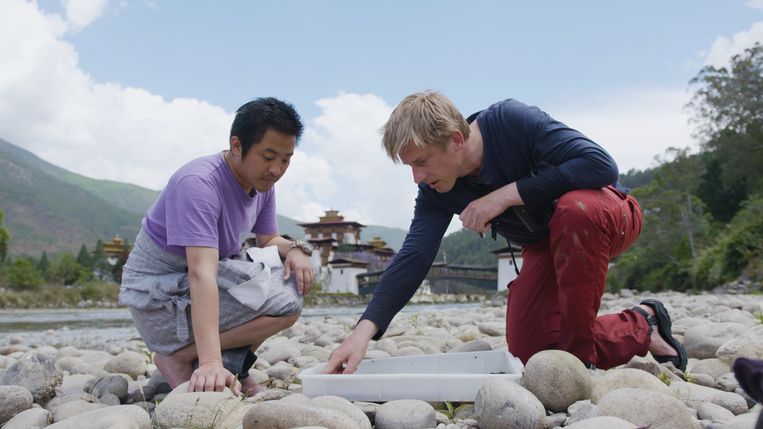 Vincent Kalkman (rechts) is in Bhutan op zoek naar nog onontdekte soorten. Beeld NTR