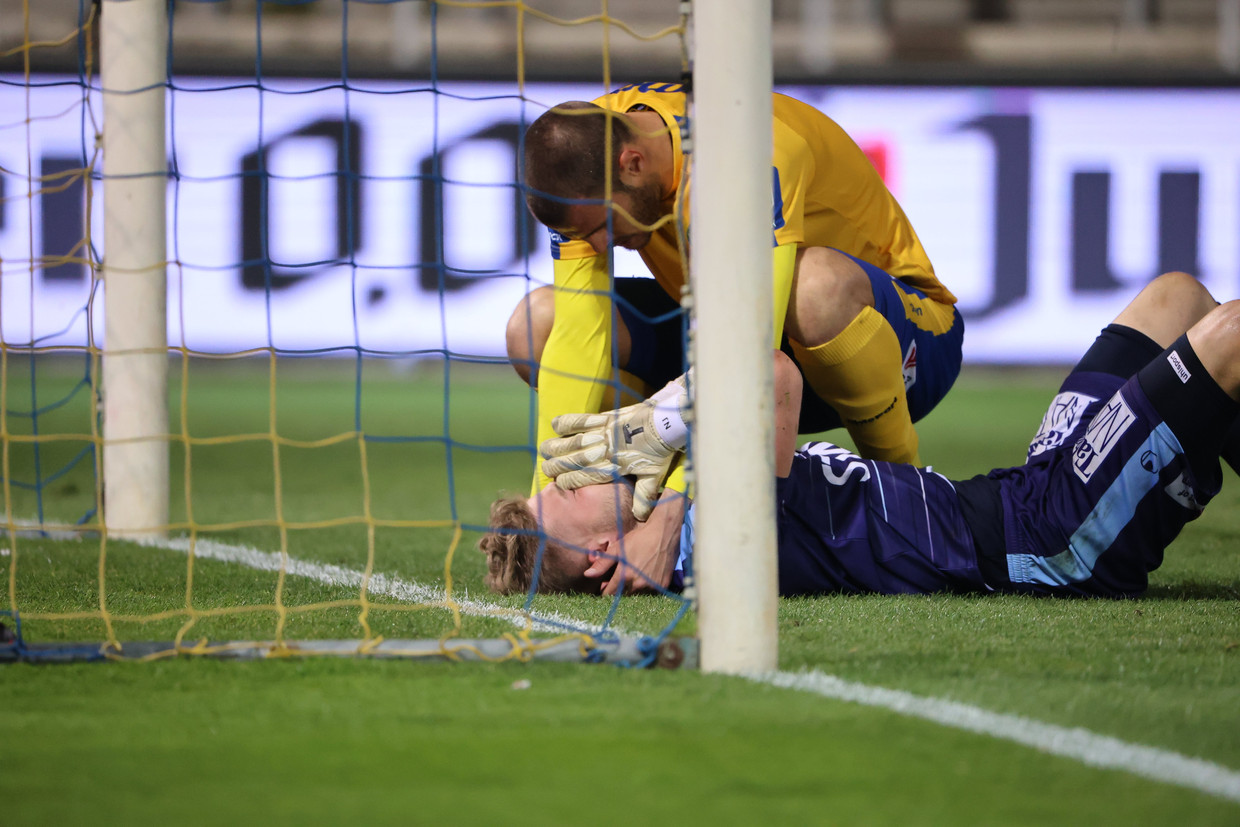 Doelman Jackers barst in tranen uit. Vukotic steekt hem een hart onder de riem. Beeld Photo News