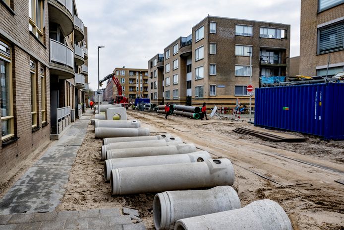 Nieuwe rioolbuizen liggen klaar om de grond in te gaan.