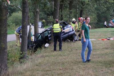 Auto met gezin botst tegen boom bij Groenlo, alle inzittenden naar ziekenhuis