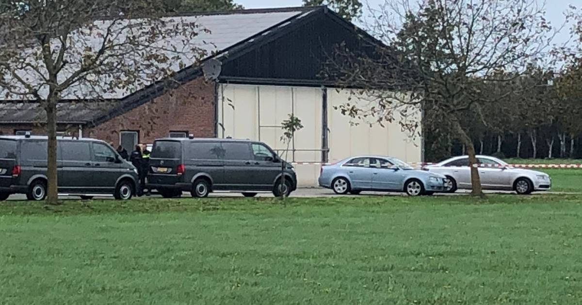 Dode in auto op erf van boerderij in Odiliapeel is 30-jarige man uit Polen