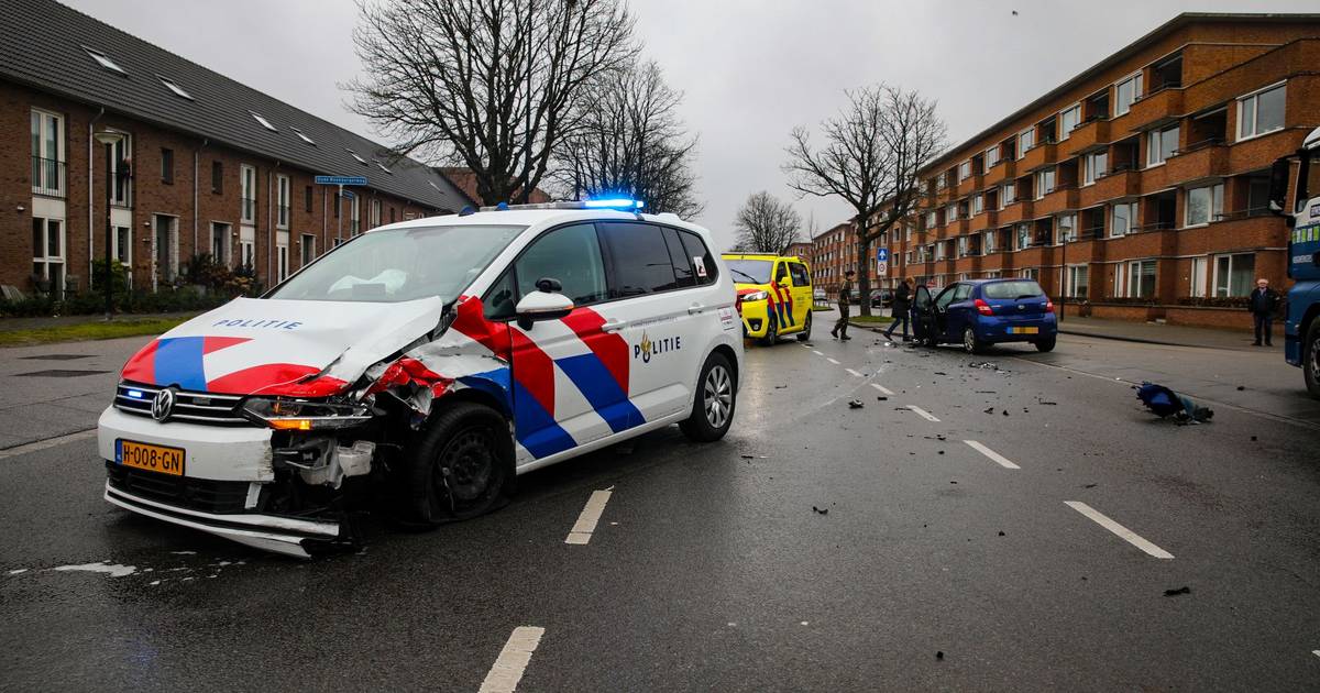 Politiewagen met spoed moet uitwijken en komt hard in botsing met auto op kruispunt in Apeldoorn.
