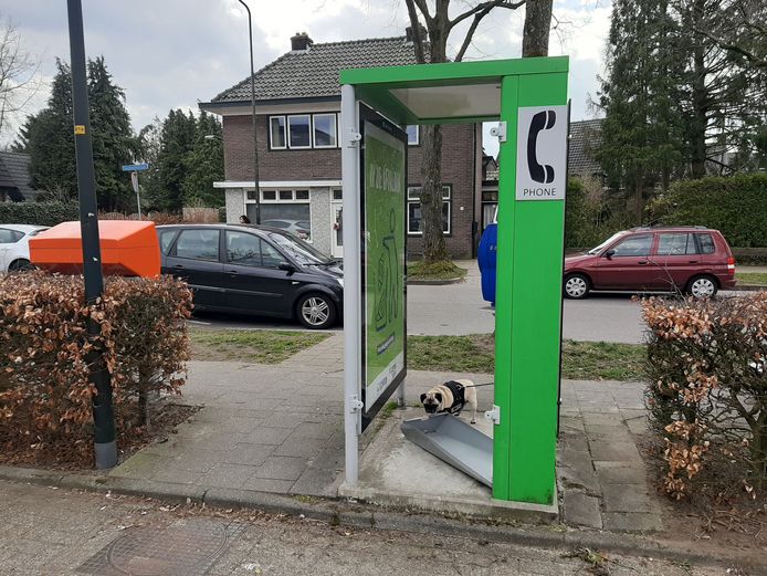 Waarom staan deze telefooncellen in Apeldoorn er nog steeds ...