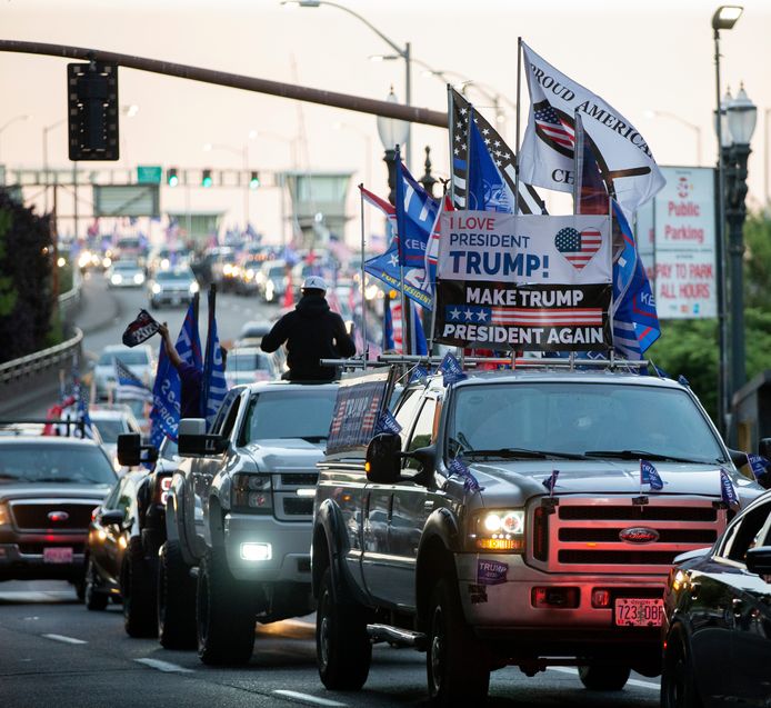Een konvooi van Trump-aanhangers reed zaterdag door Portland, wat leidde tot opstootjes tussen aanhangers van de president en linkse betogers.