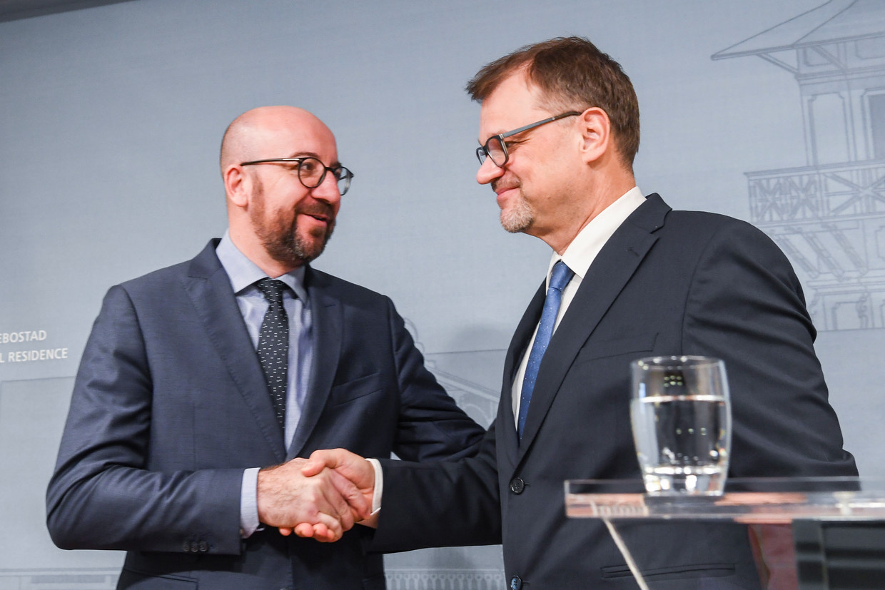 Premier Charles Michel en zijn Finse ambtsgenoot Juha Sipila in Helsinki. Beeld EPA