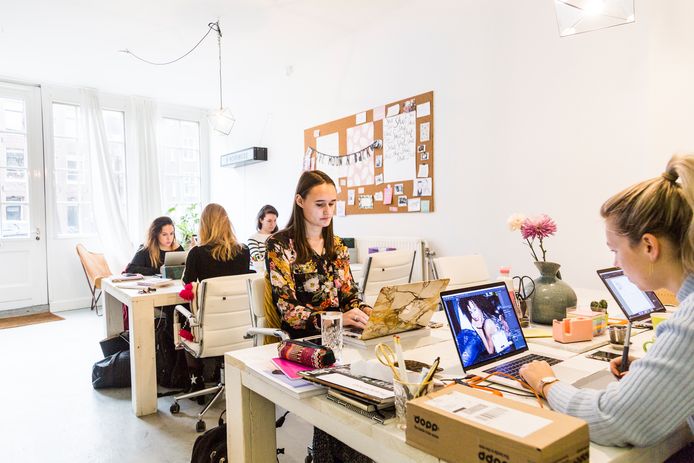 Hashtag Workmode is een bedrijf waar alleen vrouwen flexwerkplekken kunnen huren. Dit is de vestiging in Amsterdam.