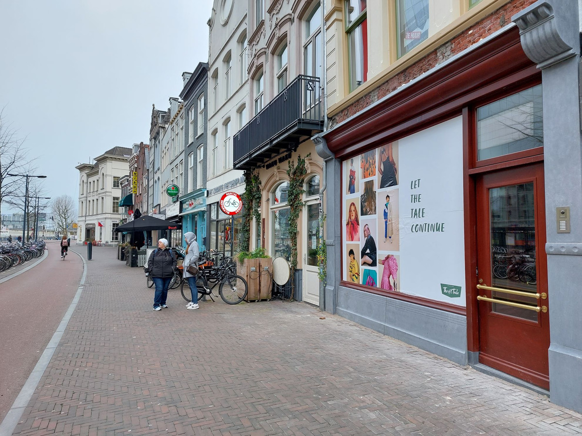 Tada! Dit schuilt er achter de houten posterwand aan het Vredenburg
