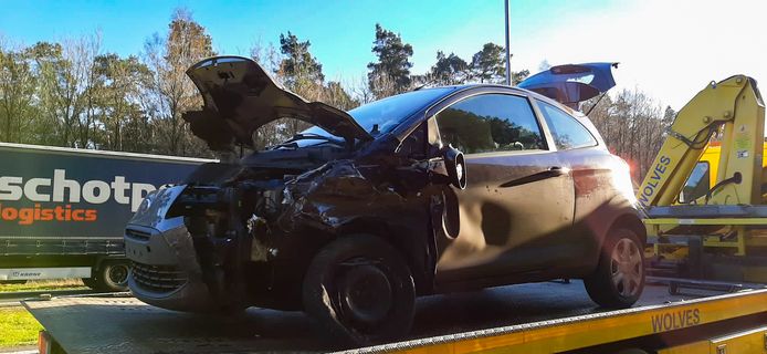 De flink beschadigde auto is door een berger afgesleept.