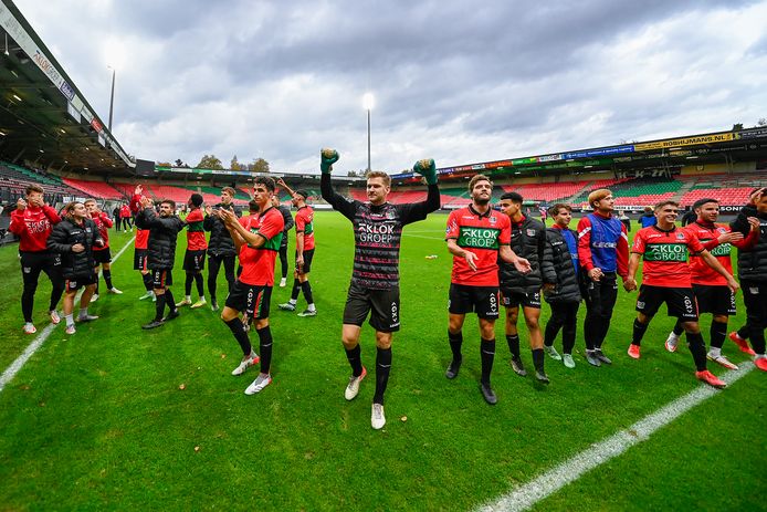 De spelers van NEC de supporters in de omloop van De Goffert na de 3-0-zege op FC Groningen.