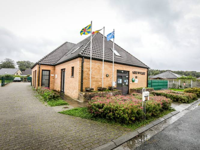 Eerste digipunt in Oostkamp geopend: "We helpen je  op de computer en online op weg”