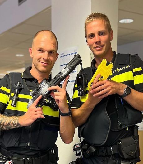 Arnhemse politie poseert vrolijk met nepwapen en taser na arrestatie: ‘Agenten zelf berichten laten plaatsen, geeft altijd zekere spanning’