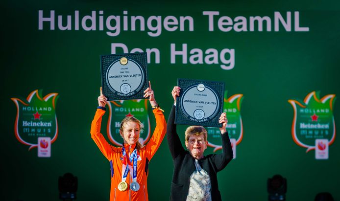 Annemiek van Vleuten en haar moeder Ria tijdens de huldiging bij het Olympic Festival.