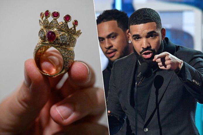 Drake kocht deze gouden ring van Tupac.