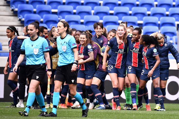 Vreugde bij de speelsters van PSG na de uitschakeling van Olympique Lyon.