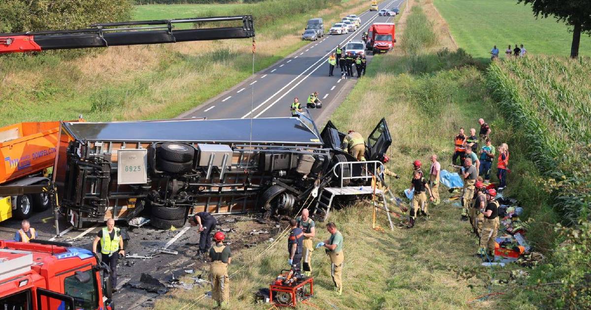 Twee doden na frontale botsing auto en vrachtwagen op N348 bij Schalkhaar