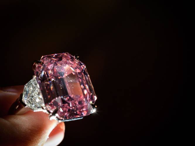 Zeldzame roze diamant voor 44 miljoen euro verkocht op veiling in Zwitserland