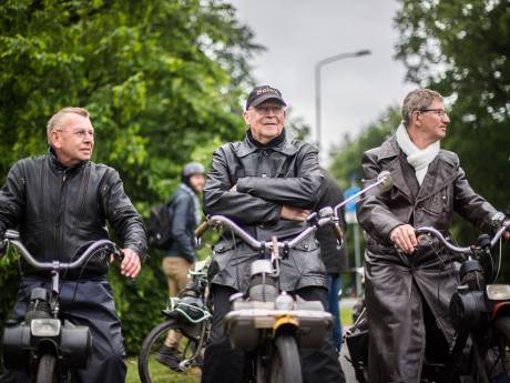Internationale karavaan viert 70 jaar Solex met hulpmotor in Oosterbeek