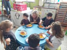 Met een volle maag in de klas: Gent geeft kleuters van Het Klimrek een volwaardige maaltijd: “Ze eten nu bijna allemaal op school”
