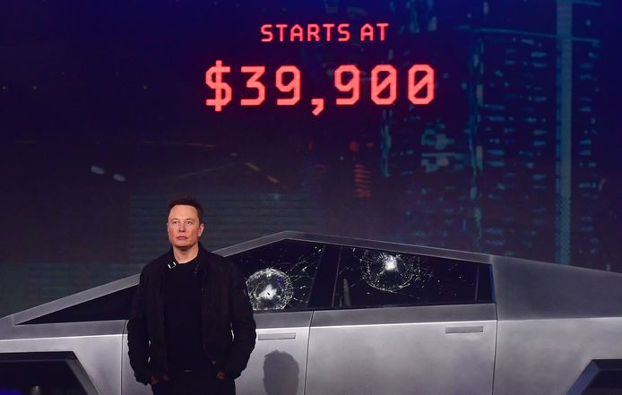 Tijdens de presentatie van de Tesla Cybertruck brak topman Elon Musk verschillende ruiten van een prototype.