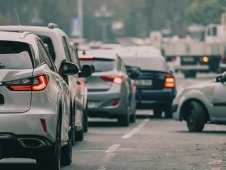 Strandgangers in de file op weg uit Zeeland