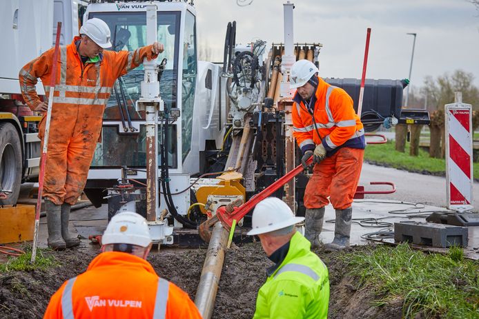 Aannemers verleggen tussen Lexmond en Vianen leidingen en kabels in verband met de verbreding van de A27.